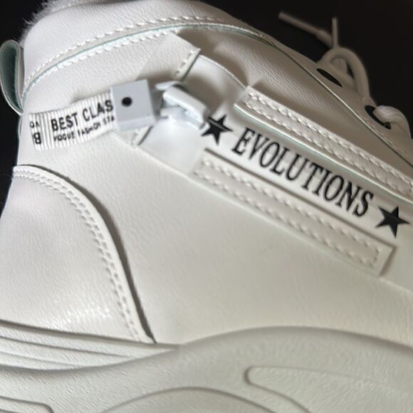 Plush Lined White Boots. Thick soles super comfy. Lace up . Sz 8.5 - Picture 8 of 9